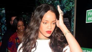 Perechea de blugi-cizma neobisnuita pana si pentru Rihanna. Cum arata cei mai ciudati jeansi, pe care doar ea i-ar fi putut imbraca