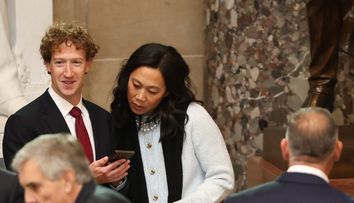 Mark Zuckerberg, spectacol memorabil la ziua soției lui. Le-a arătat tuturor ce purta pe sub sacou, după ce s-a urcat pe un pian