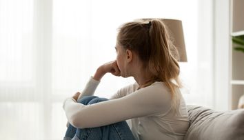 Și-a jelit iubitul zile întregi, iar apoi a aflat că acesta și-a înscenat moartea pentru a pune capăt relației cu ea. Explicația bizară a tânărului i-a șocat pe internauți