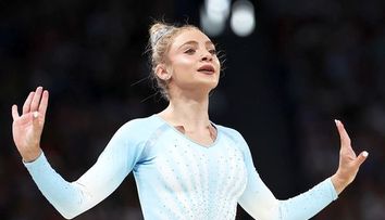 De ce s-a bătut Sabrina Voinea cu o altă sportivă, într-un restaurant din București. Martorii au povestit ce s-a întâmplat, de fapt, între cele două fete: „S-au păruit ca în filme! Palme, tot ce trebuie”