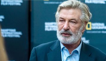 Actorul Alec Baldwin, dat în judecată de familia Halynei Hutchins. De ce îl acuză soțul regizoarei