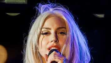 Lady Gaga nu mai arata asa. Cantareata si-a facut piercing in nas, are sprancenele blonde si parul negru