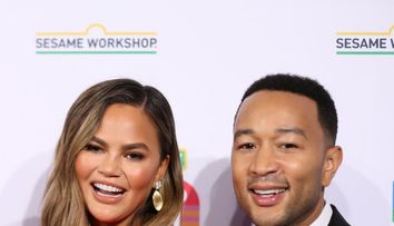Chrissy Teigen, mesaj pentru John Legend: “Este ca și cum cineva mi-a furat soțul, iubirea vieții. Nu este ciudat?”