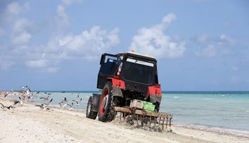 Un turist a murit după ce a fost călcat de un utilaj de curățare a nisipului, pe o plajă din Spania. Cum s-a întâmplat tragedia
