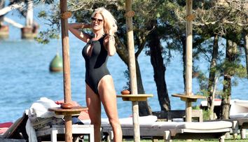Victoria Silvstedt, o nouă apariție incendiară în costum de baie. Vedeta de 45 de ani arată senzațional