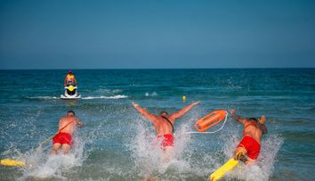 O adolescentă, venită în tabără la mare, a fost salvată de la înec de echipa de salvamari din Eforie Nord. Ce s-a întâmplat