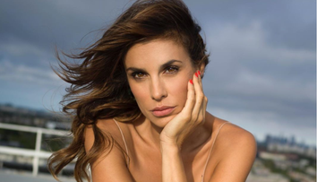 Elisabetta Canalis a pozat nud în piscină. Fosta iubită a lui George Clooney este într-o formă perfectă
