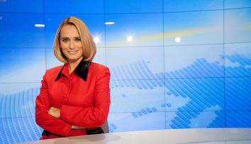 Andreea Esca, de 19 ani la ora 19:00. De ziua ProTV, prezentatoarea Stirilor pastreaza traditia