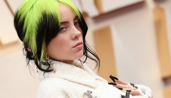 Billie Eilish și-a etalat bustul generos într-o serie de fotografii provocatoare. Cântăreața este mai sexy ca oricând