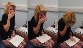 Reactia emotionanta a unei femei care aude pentru prima data in cei 40 de ani de viata. Clipul care a impresionat pana la lacrimi - VIDEO