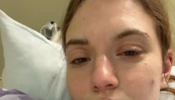 O tânără de 21 de ani a fost la un pas de a-și pierde degetul din cauza unui obicei aparent inofensiv. „M-am trezit plângând și aproape că leșinam”