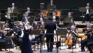Momentul viral când un dirijor dă de pământ cu o vioară de 1 milion de lire sterline, în plin concert