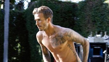 David Beckham s-a dezbracat din nou intr-o reclama la lenjerie intima. Si n-a facut rau deloc: Clipul care a strans peste 8 milioane de afisari