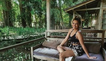 Cu un ochi râde, cu altul plânge! Cum s-a fotografiat Lora pe Instagram