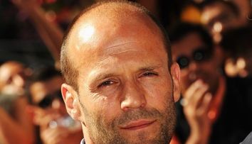 10 lucruri pe care nu le stiai despre Jason Statham. Isi face aproape toate cascadoriile singur si are o logodnica model