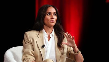 Meghan Markle a ajuns subiect de stand-up. Ducesa de Sussex este acuzată de victimizare, deși, timp de doi ani, s-a bucurat de beneficiile regale: „A devenit victimă trăind într-un castel”