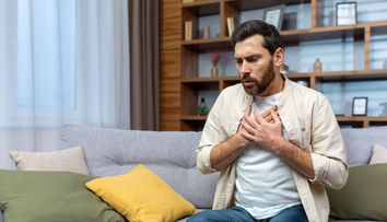 Meteorologii anunță ploi, lapoviţă şi ninsoare în toată țara. Variațiile bruște de temperatură cresc riscul de AVC si infarct