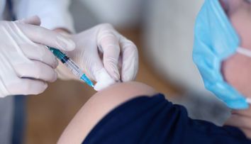 Rusia vrea să ia o decizie inedită: Persoanele nevaccinate să nu-și mai poată cumpăra alcool