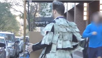 Si-a lipit bani pe sacou si i-a invitat pe trecatori sa ia atat cat le trebuie. Ce a urmat a ajuns viral - VIDEO