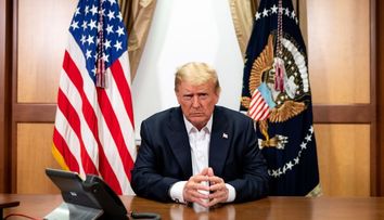 Bolnav de Covid-19, Donald Trump a ieșit din spital ca să salute mulțimile. Cum au reacționat medicii