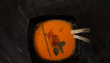 Reteta Valentin Metesan: Salmorejo (supa crema rece cu tortite de couscous si mac)