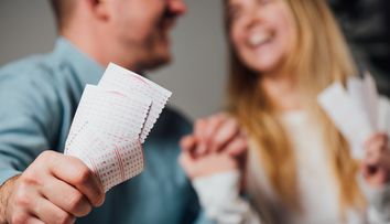 Un bărbat care a câștigat la Loto 22 milioane $, decizie șocantă! Ce a făcut cu banii și de ce nu le-a spus nimic copiilor!