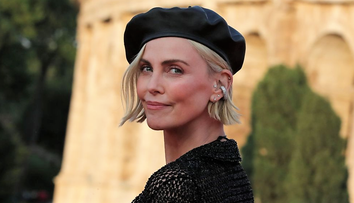 Charlize Theron, surprinsă de mână cu un fotomodel mai tânăr. Cine este noul iubit al actriței