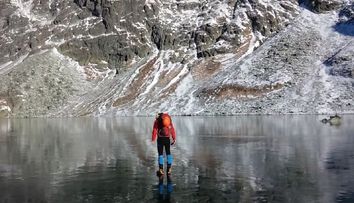 Imaginile care iti taie rasuflarea. Doi alpinisti traverseaza un lac inghetat extrem de limpede - VIDEO