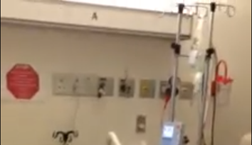 Sunt cei mai mari fani ai filmului Frozen. Ce fac o fetita internata in spital si asistentul care are grija de ea