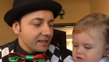 Catalin Maruta, costumat in clovn, i-a urat  “La multi ani” lui Petrus Roma! 