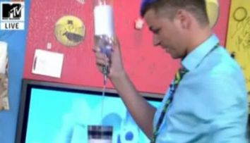 Valentin Luca a facut magie cu un shaker si o sticla la LOL cu GreeG si Onuc! SUPER VIDEO!