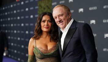 După ce a fost acuzată că s-a măritat din interes, Salma Hayek le dă peste nas cârcotașilor: „După 18 ani împreună și 15 ani de căsnicie...”