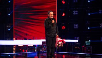 Momentul care va intra în istoria show-ului! George Mihăiță vine de pe platoul de filmare al serialului Tătuțu' pe scena de la Vocea României și oferă o dedicație specială pentru Theo Rose