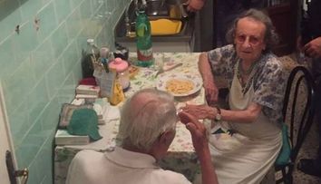 Vecinii au chemat politia pentru ca un cuplu de batrani nu se oprea din plans. Ce au gasit ofiterii cand au ajuns la ei