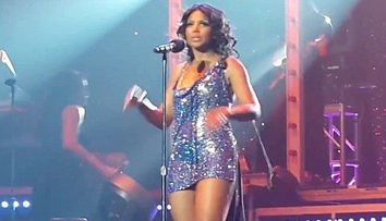 O celebra cantareata a ramas aproape goala pe scena. Rochia i-a jucat feste chiar in timpul concertului: VIDEO
