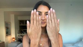Este model de mâini și câștigă într-o singură zi cât alții în două luni! Ce sacrificii face această tânără pentru jobul ei