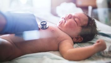 Un nou-nascut si-a surprins mama inca din primele secunde de viata. De ce a devenit acest bebelus vedeta internetului
