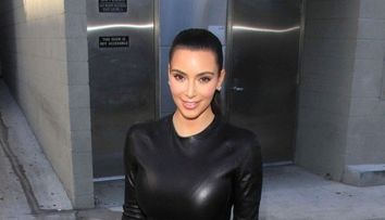 Este voluptoasa si poarta cele mai stramte rochii. Vezi in ce ipostaza jenanta a aparut Kim Kardashian la TV