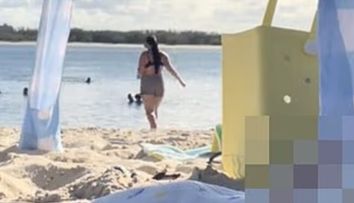 O influenceriță și-a lăsat bebelușul să doarmă singur pe plajă, în timp ce ea a plecat să înoate în mare. Imaginile i-au șocat pe urmăritorii ei