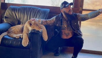 Dani Mocanu revine la vechile năravuri! Manelistul a lansat un nou clip în care apare alături de un leu