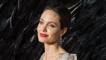 Cât de frumoasă era mama Angelinei Jolie în tinerețe. Cele două seamănă ca două picături de apă