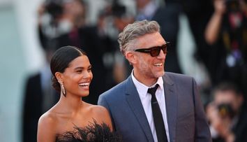 Vincent Cassel și Tina Kunakey, iubire ca în filme. Cele mai frumoase imagini de familie cu care și-au surprins fanii