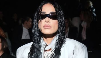Adelina Pestrițu s-a întrecut pe sine! Ținuta transparentă cu care a întors toate privirile la Mercedes-Benz Bucharest Fashion Week 2025. Doar jacheta costă o avere