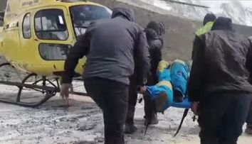 Un ghid turistic, dispărut șase zile pe Everest, a fost găsit în viață. Cum a supraviețuit bărbatul de 52 de ani: „Mă dureau dinții”
