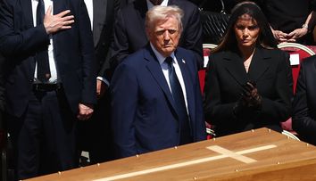 Melania Trump și-a serbat ziua de naștere la înmormântarea Papei Francisc. Cum s-a revanșat Donald Trump: „Nu am avut timp să cumpăr cadouri”