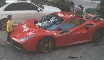 Momentul în care patru copii vandalizează un Ferrari de aproape 700.000 de dolari. Ce au surprins camerele de supraveghere