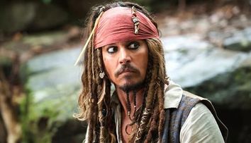 Motivul pentru care Johnny Depp poarta intotdeauna cu el costumul capitanului Jack Sparrow. A castigat respectul tuturor cu aceasta dezvaluire