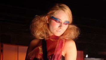 Laura Cosoi apare in cel mai recent videoclip al trupei britanice Hurts