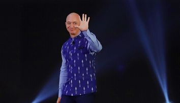 Cum i s-a spart telefonul performant lui Jeff Bezos, unul dintre cei mai bogați oameni ai lumii? 