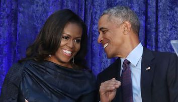 Barack Obama, în pantaloni scurți și tricou, pe plajă. Imagine rară cu fostul președinte american